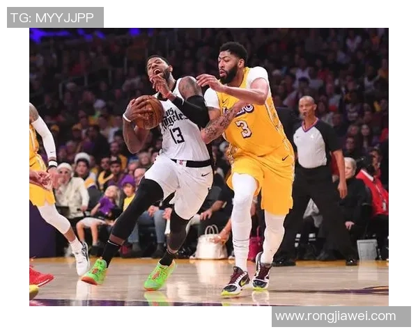 戴维斯带领湖人对决快船精彩集锦回顾与分析