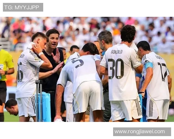 皇马与国米巅峰对决再度上演球迷期待精彩瞬间与激烈较量 皇马与国米巅峰对决再度上演球迷期待精彩瞬间与激烈较量